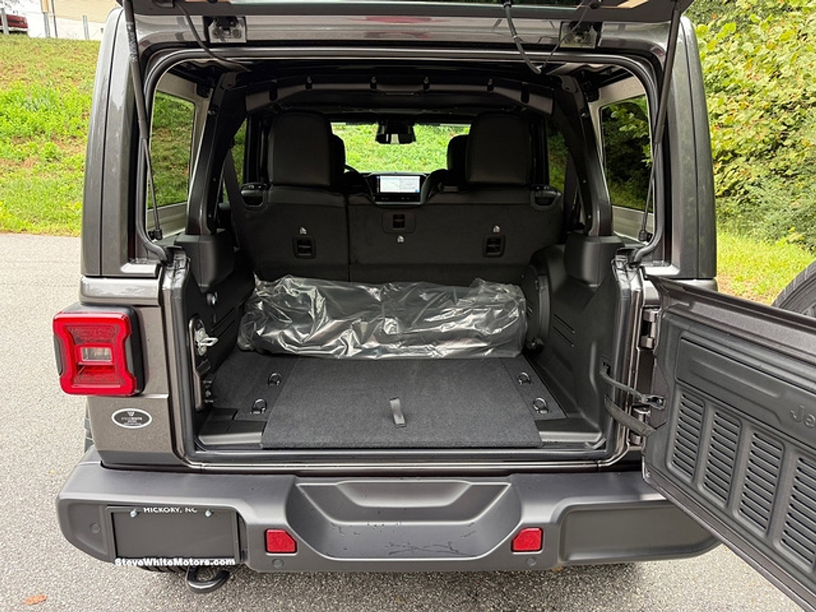 New 2027 Jeep Wrangler Unlimited Sahara AWD/4WD image 16