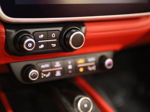 Used 2020 Ferrari Portofino RWD image 31