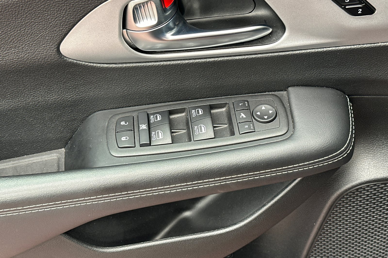 Used 2025 Chrysler Pacifica Limited FWD image 15