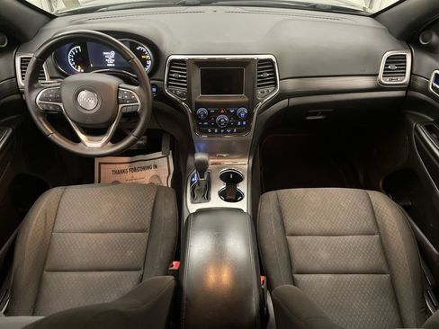 Used 2019 Jeep Grand Cherokee Laredo AWD/4WD image 13