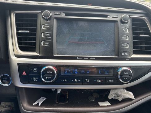 Used 2018 Toyota Highlander XLE AWD/4WD image 22
