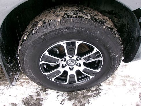 Used 2022 Nissan Titan SV image 9