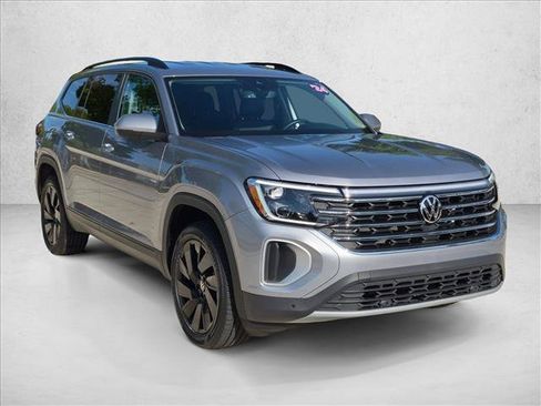 Used 2024 Volkswagen Atlas SE w/ Black Wheel Package FWD image 3