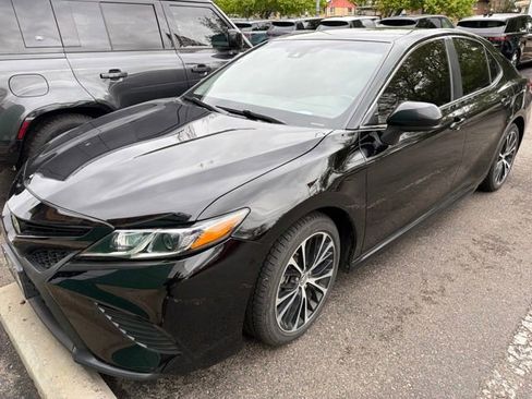 Used 2018 Toyota Camry SE FWD image 1