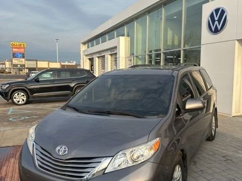 Used 2017 Toyota Sienna XLE image 17