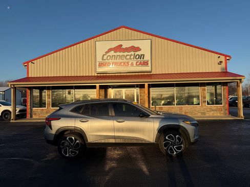 Used 2025 Chevrolet Trax RS w/ Driver Confidence Package image 3