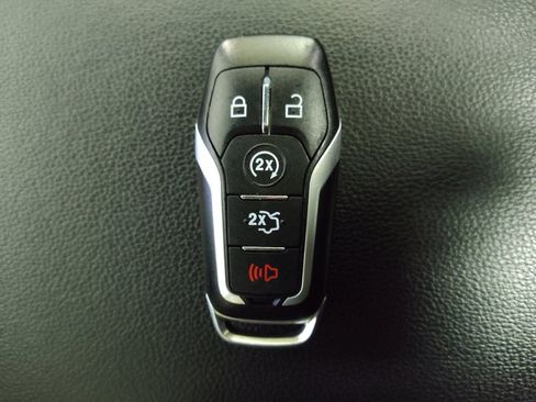 Used 2017 Ford Explorer XLT w/ Equipment Group 202A FWD image 32