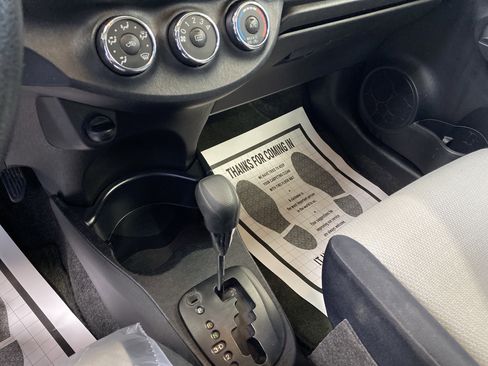 Used 2012 Toyota Yaris 4-Door Hatchback image 13