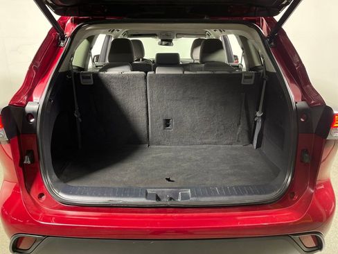 Certified 2023 Toyota Highlander L image 10