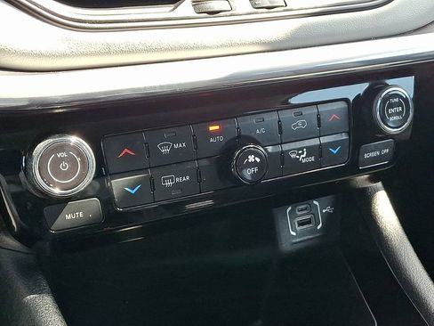 Certified 2022 Jeep Compass Limited image 16