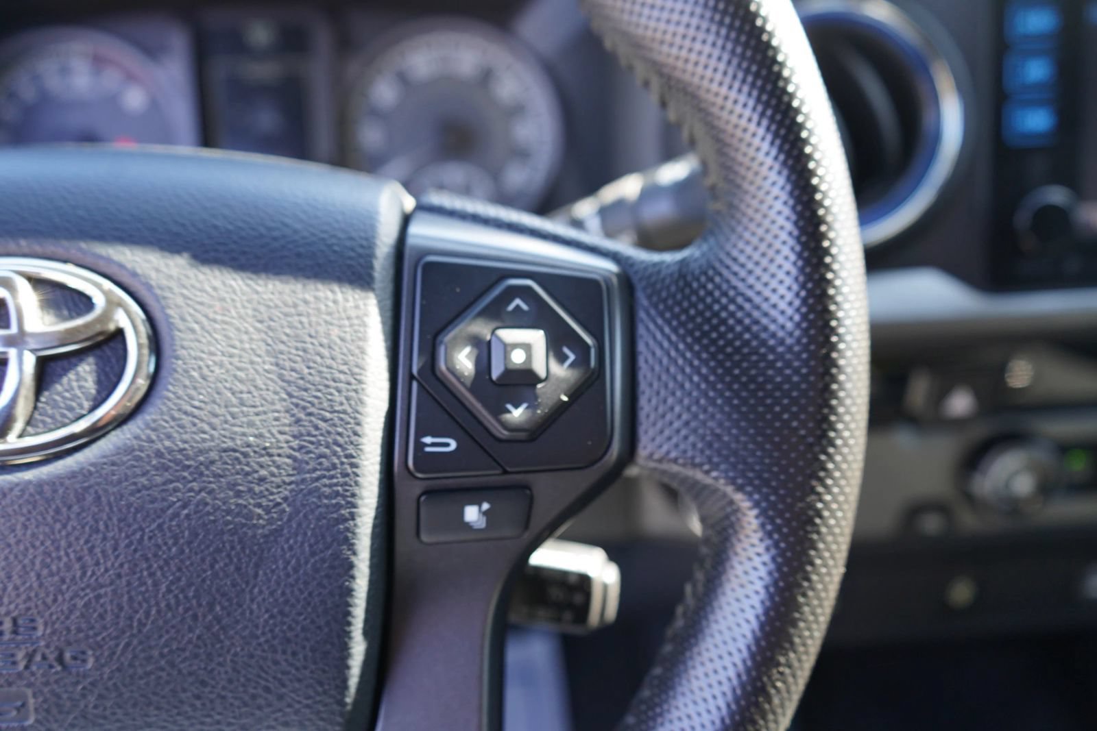 Used 2016 Toyota Tacoma TRD Off-Road RWD image 14