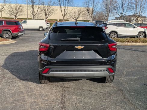 Used 2025 Chevrolet Trax LT w/ LT Convenience Package image 8
