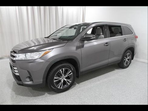 Used 2019 Toyota Highlander LE AWD/4WD image 3
