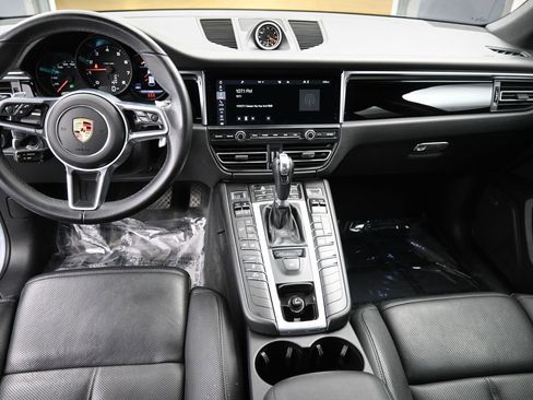 Certified 2021 Porsche Macan image 6