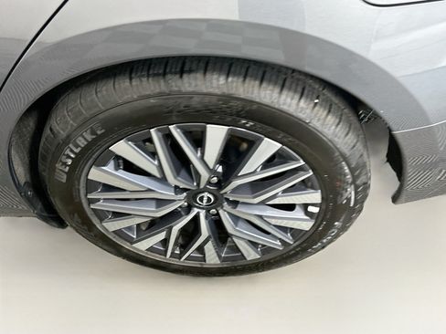 Used 2025 Nissan Altima 2.5 SV FWD image 11