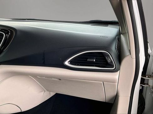 Used 2022 Chrysler Voyager LX FWD image 24