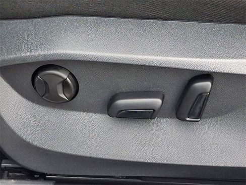 Certified 2025 Volkswagen Taos SE image 28