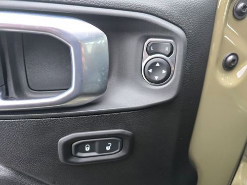 New 2025 Jeep Gladiator Willys image 25