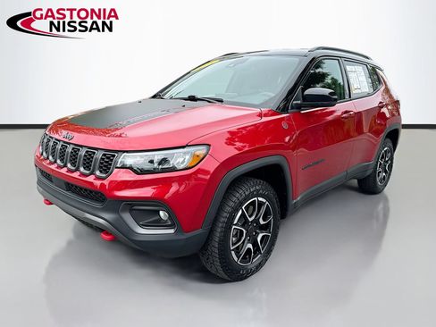 Used 2025 Jeep Compass Trailhawk AWD/4WD image 3