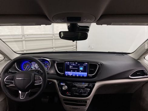 Used 2024 Chrysler Pacifica Touring-L FWD image 12