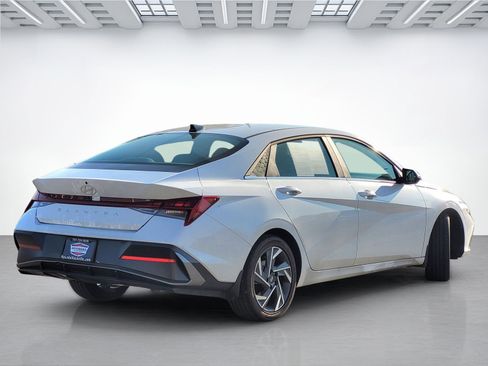 Certified 2025 Hyundai Elantra SEL image 11