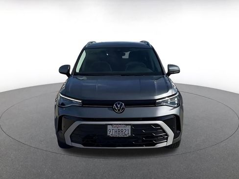 Used 2025 Volkswagen Taos SE image 4