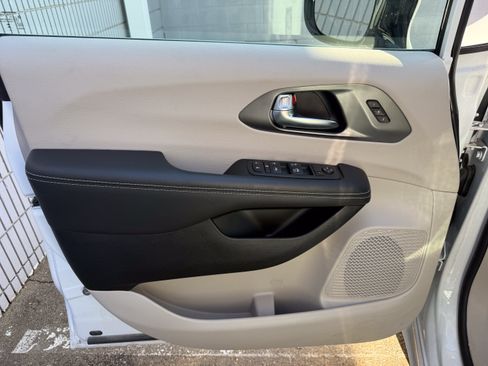 Used 2024 Chrysler Pacifica Touring-L FWD image 11