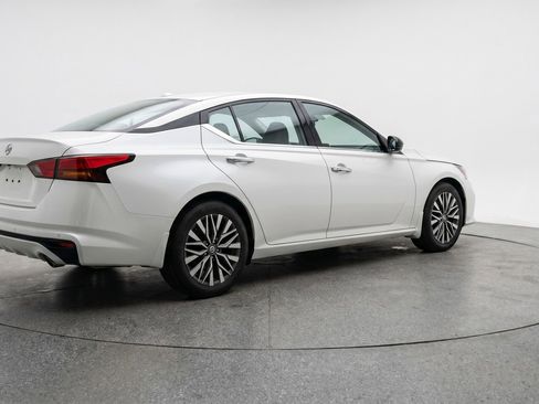 Used 2025 Nissan Altima 2.5 SV FWD image 9