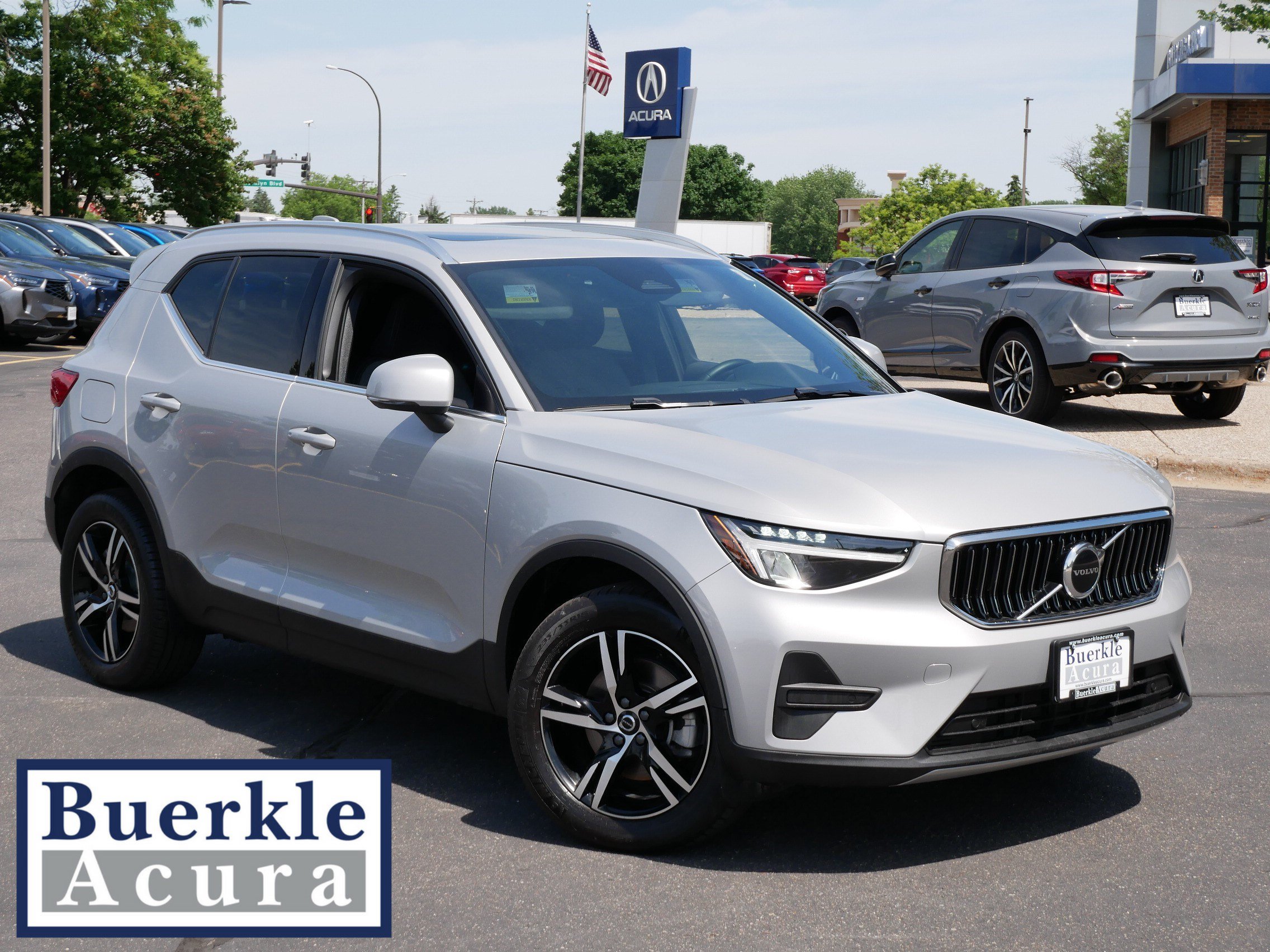 Used 2025 Volvo XC40 B5 Core AWD/4WD image 1