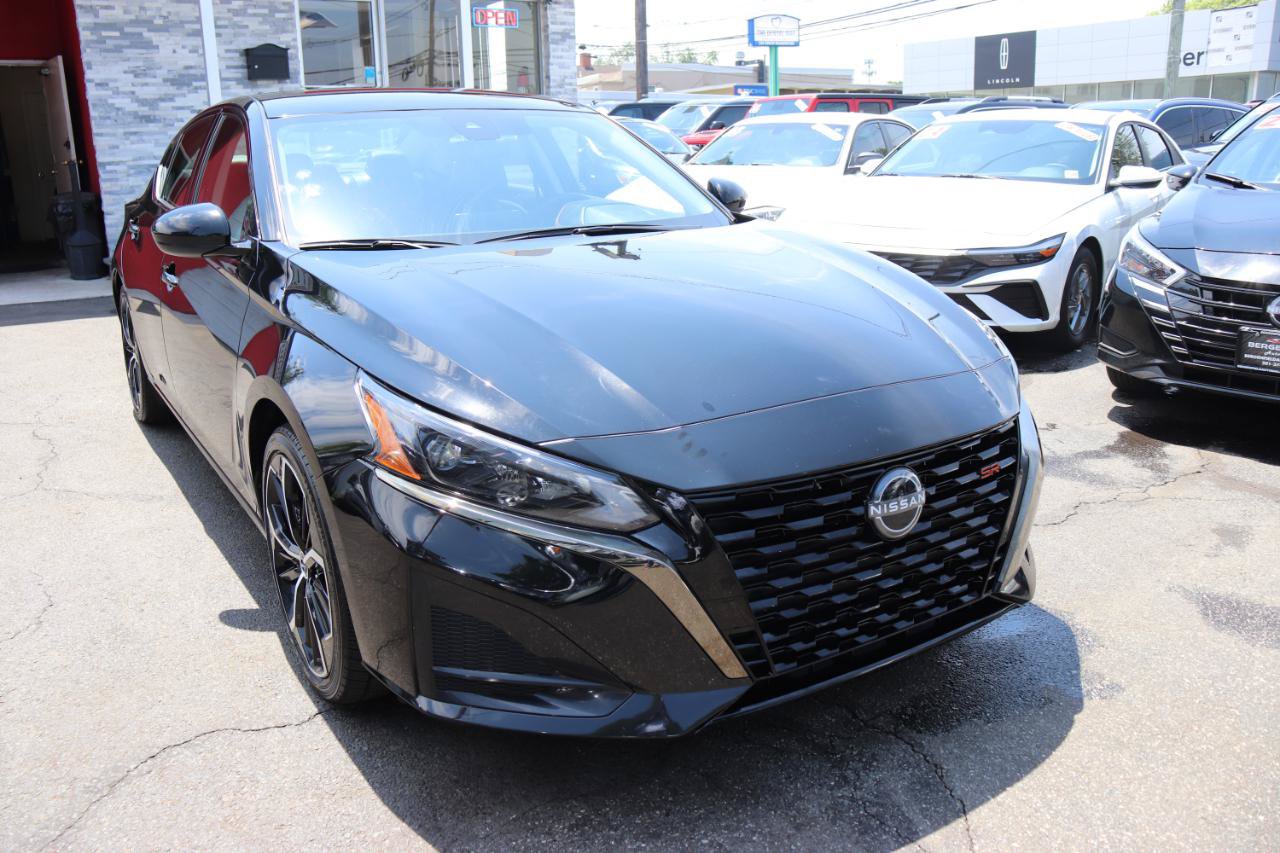 Used 2024 Nissan Altima 2.5 SR FWD image 7