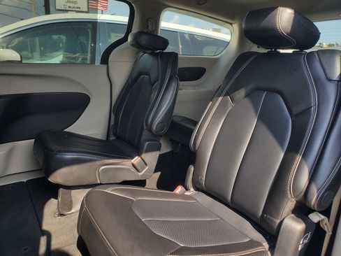 Used 2024 Chrysler Pacifica Touring-L FWD image 26
