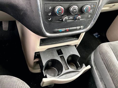 Used 2019 Dodge Grand Caravan SE image 31