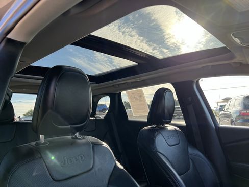 Used 2022 Jeep Cherokee Limited image 11