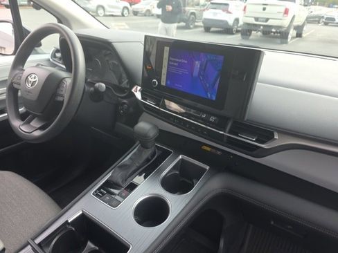 Used 2025 Toyota Sienna LE image 11