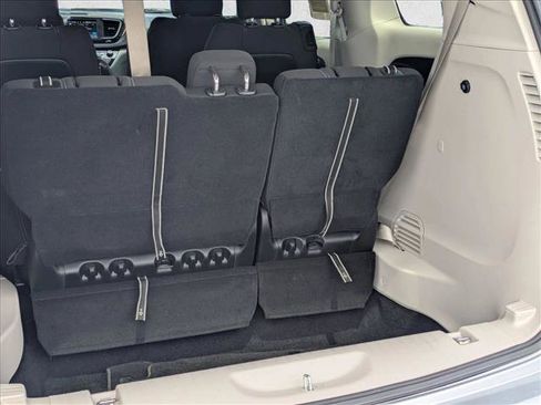 Used 2022 Chrysler Voyager LX FWD image 6