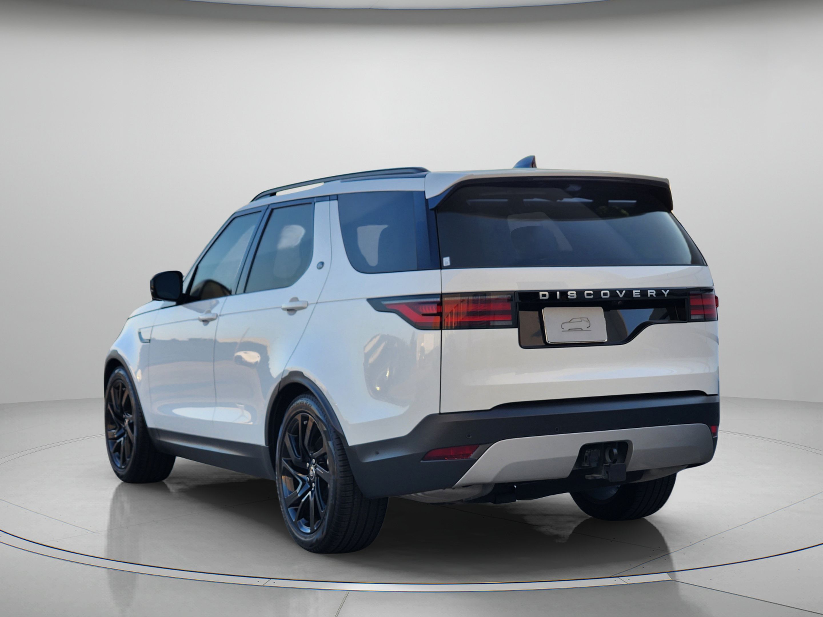 Certified 2025 Land Rover Discovery S AWD/4WD image 3