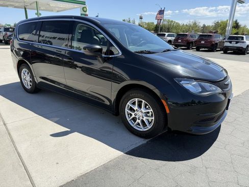 Used 2023 Chrysler Voyager LX FWD image 1