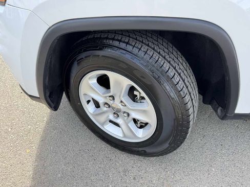 Used 2017 Jeep Grand Cherokee Laredo image 34