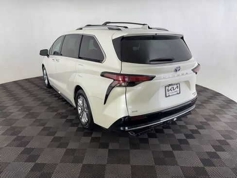 Used 2021 Toyota Sienna Platinum AWD/4WD image 9