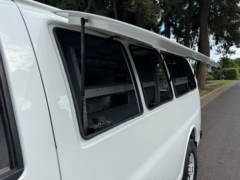 Used 2009 GMC Savana 3500 RWD image 32
