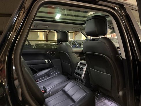 Used 2019 Land Rover Range Rover Sport SE image 12