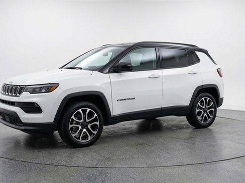 Used 2025 Jeep Compass Trailhawk image 3