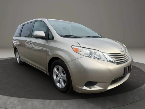Used 2017 Toyota Sienna LE FWD image 3