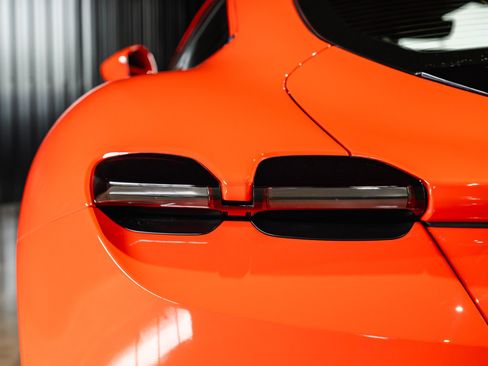 Used 2021 Ferrari Roma RWD image 27