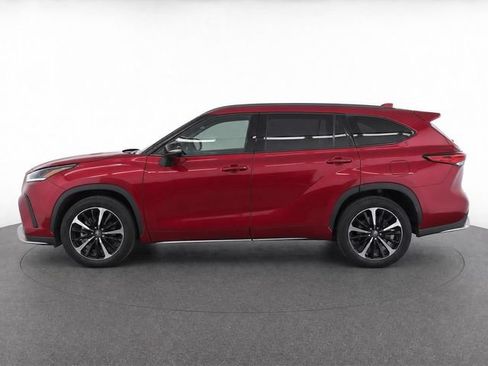 Used 2022 Toyota Highlander XSE FWD image 3