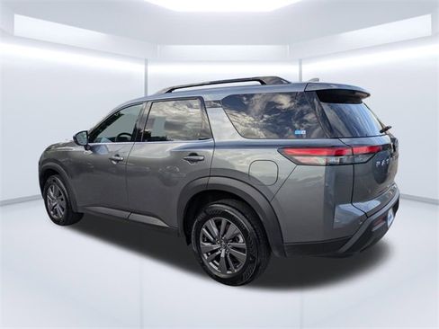 Used 2025 Nissan Pathfinder SV image 6