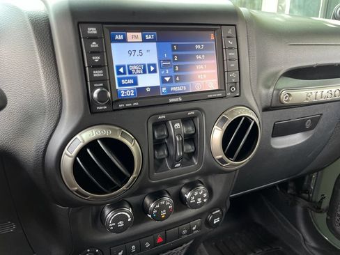 Used 2014 Jeep Wrangler Unlimited Rubicon w/ Connectivity Group AWD/4WD image 30