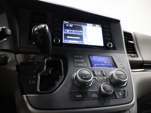 Used 2020 Toyota Sienna XLE w/ XLE Navigation Package FWD image 21
