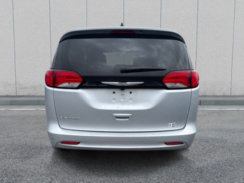 Used 2023 Chrysler Voyager LX FWD image 3