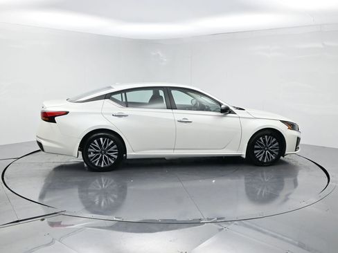 Used 2024 Nissan Altima 2.5 SV FWD image 4